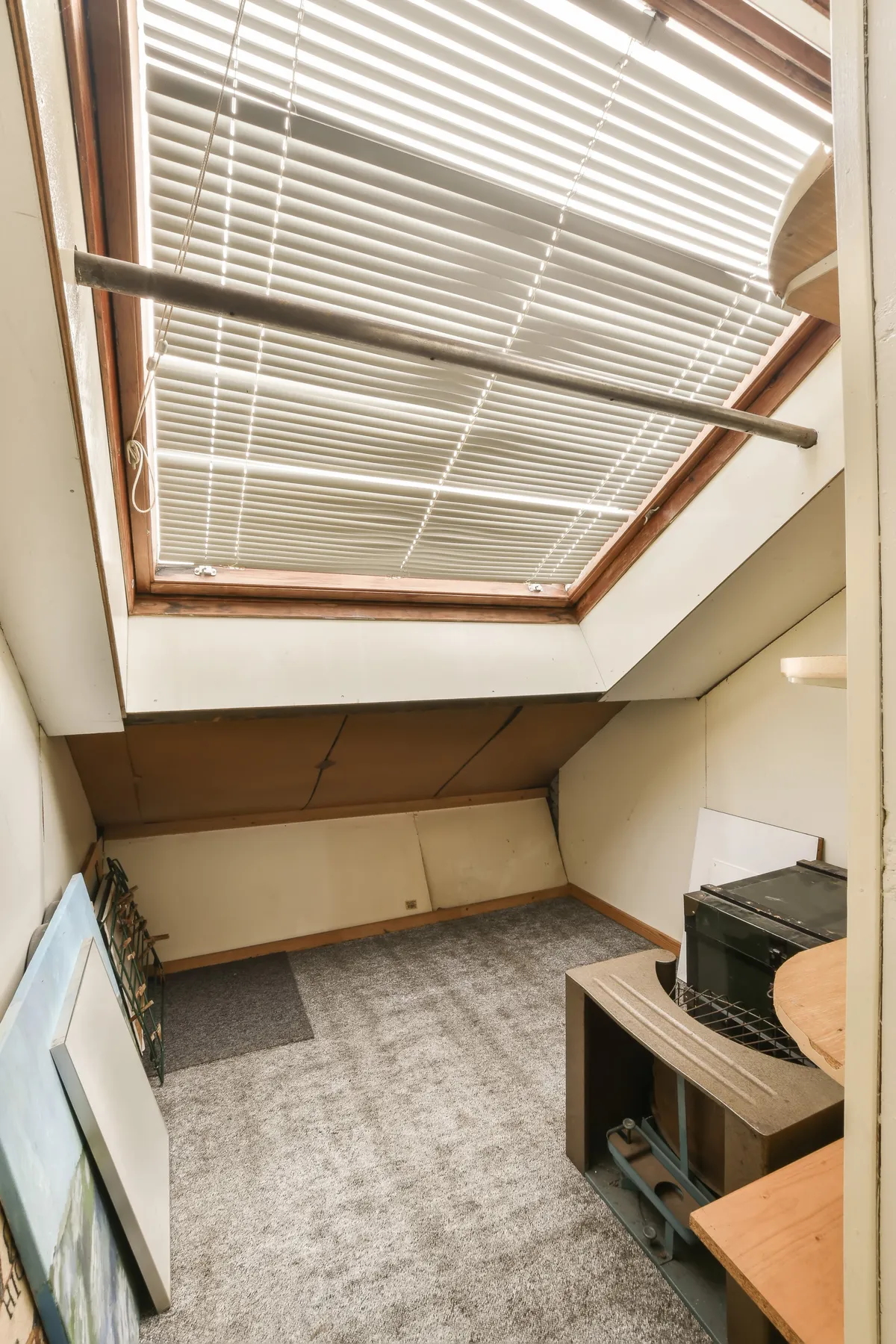 Jakie rolety do okien dachowych? Praktyczny poradnik wyboru rolet na poddasze