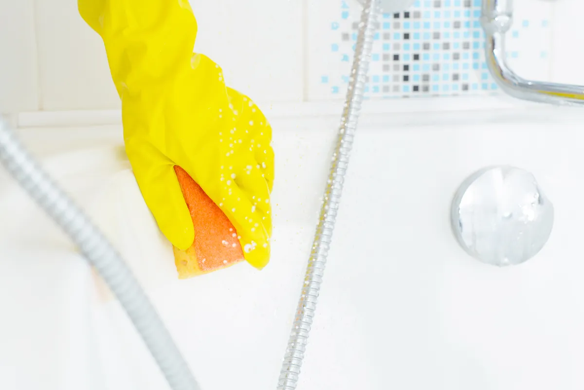 Skuteczne sposoby na kamień i osad w łazience – domowe metody, chemia i profilaktyka