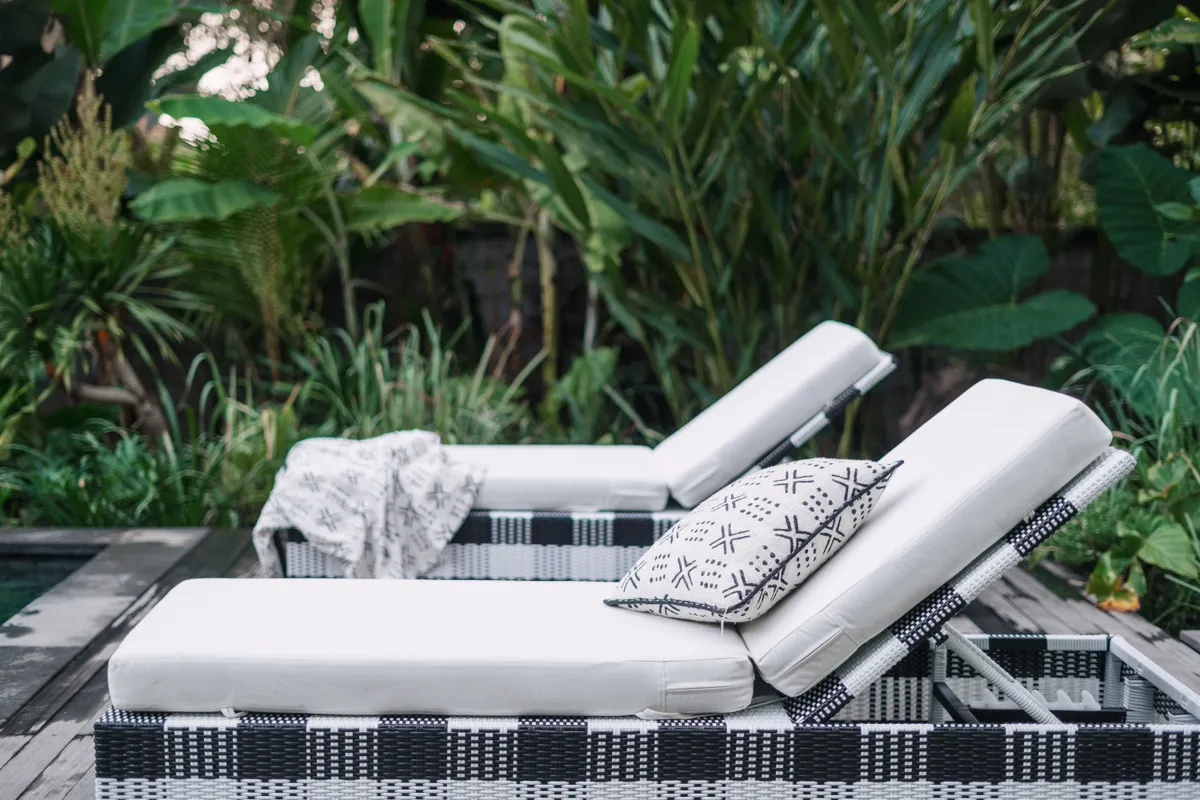 Pielęgnacja poduszek i materacy ogrodowych: czyszczenie, impregnacja, przechowywanie